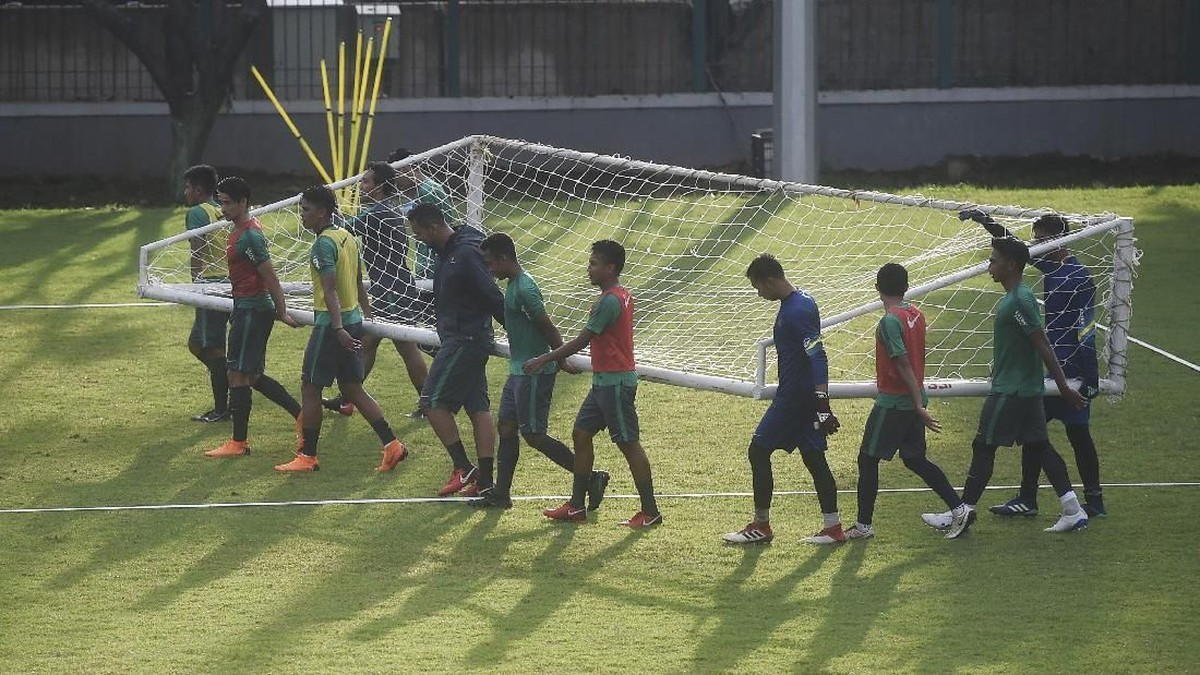 Suasana latihan timnas Indonesia di Lapangan ABC, Kompleks Gelora Bung Karno, Senayan, Jakarta, Selasa (24/4/2018) (Foto: Akbar Nugroho Gumay/Antara Foto)
