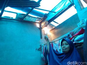 Melihat Rumah-rumah Warga yang Diterjang Puting Beliung di Yogya Melihat Rumah-rumah Warga yang Diterjang Puting Beliung di Yogya