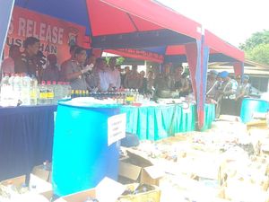 Puluhan Ribu Botol siap Dimusnahkan, Polisi Perangi Miras di Jatim Puluhan Ribu Botol siap Dimusnahkan, Polisi Perangi Miras di Jatim