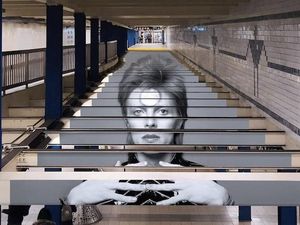 Karya Seni David Bowie Intervensi Subway di New York