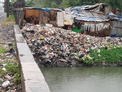 Sampah Menumpuk di Bantaran Kali Sentiong hingga ke Rel KA Priok