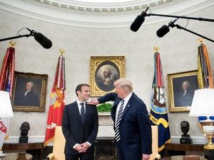 Bikin Ketawa! Trump Bersihkan Ketombe di Jas Macron