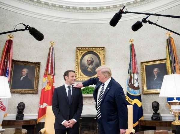 Bikin Ketawa! Trump Bersihkan Ketombe di Jas Macron