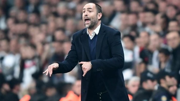 Galatasarays head coach Igor Tudor gestures during the Turkish Super Lig football match between Besiktas and Galatasaray on December 2, 2017 at Vodafone Park Stadium in Istanbul. / AFP PHOTO / OZAN KOSE