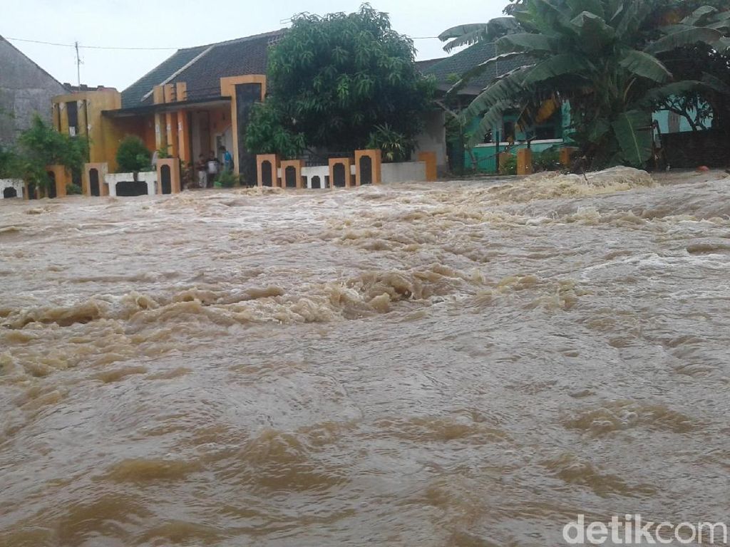 Banjir Landa Cilegon, Warga Terjebak di Rumah Banjir Landa Cilegon, Warga Terjebak di Rumah