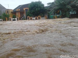 Banjir Landa Cilegon, Warga Terjebak di Rumah Banjir Landa Cilegon, Warga Terjebak di Rumah