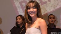 Lihat Senyum Manis Gisel Temani Gerimis Sore Ini