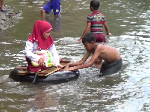 Gigihnya Sri Mulyani: Arungi Sungai ke Sekolah, Berhimpitan di Kelas
