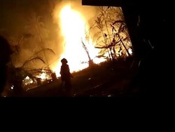 Antisipasi Api Sumur Minyak Menjalar, 4 Unit Damkar Dikerahkan