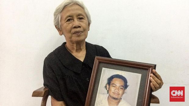 Maria Cahtarina Sumarsih, Aktivis HAM sekaligus Ibu dari mahasiswa korban penembakan tragedi Semanggi 1998, Benardius Realino Norma Irawan atau Wawan saat dijumpai di kediamannya di Jakarta (25/4).
