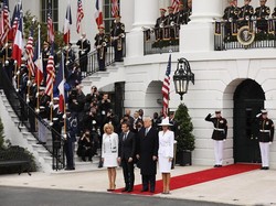 Viral, Momen Canggung Donald Trump Colek-colek Tangan Melania