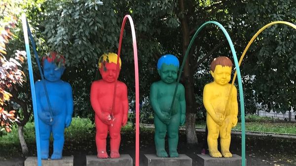 Foto: Patung Bocah Pipis Nyentrik Warna-warni