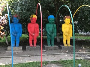 Foto: Patung Bocah Pipis Nyentrik Warna-warni