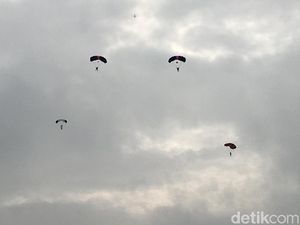 Terjun Payung Wanita TNI-Polwan di Monas, 1 Orang Mendarat Darurat