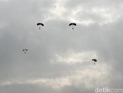 Terjun Payung Wanita TNI-Polwan di Monas, 1 Orang Mendarat Darurat