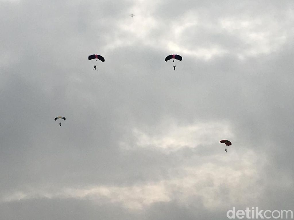 Terjun Payung Wanita TNI-Polwan di Monas, 1 Orang Mendarat Darurat Terjun Payung Wanita TNI-Polwan di Monas, 1 Orang Mendarat Darurat