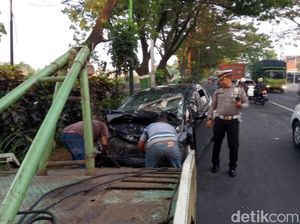 Tabrakan Mobil dan Truk di Pasuruan, 1 Tewas, 4 Luka
