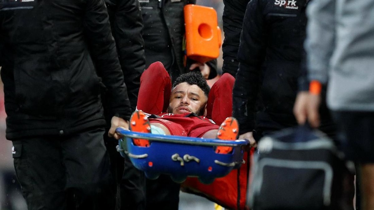Alex Oxlade-Chamberlain mengalami cedera lutut yang mengancam partisipasinya di Piala Dunia 2018 (Foto: Phil Noble/Reuters)