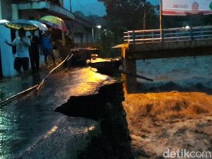 Banjir Bumiayu: 4 Kendaraan Hanyut, 2 Jembatan dan Talud Ambrol