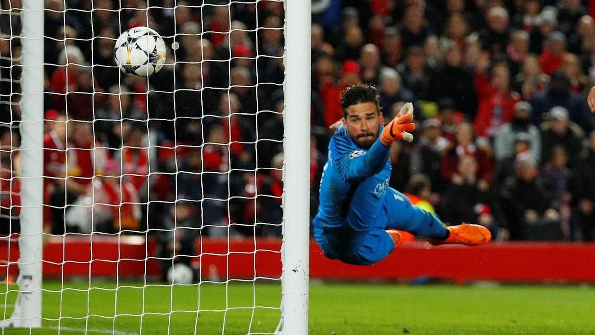 Alisson menyandang status kiper termahal dunia saat ini. (Foto: Phil Noble/Reuters)