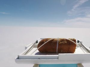 Wouw! YouTuber Ini Terbangkan Garlic Bread ke Luar Angkasa