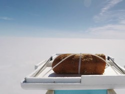 Wouw! YouTuber Ini Terbangkan Garlic Bread ke Luar Angkasa