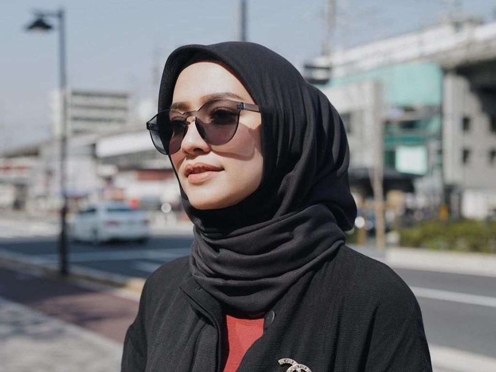 Bros Kecil Ini Banyak Dipakai Selebgram Hijab, Harganya Rp 10 Juta Bros Kecil Ini Banyak Dipakai Selebgram Hijab, Harganya Rp 10 Juta