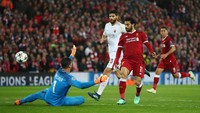 Di injury time babak pertama, Salah kembali merobek gawang Roma dengan mencungkil bola melewati adangan Alisson. Foto: Clive Brunskill/Getty Images