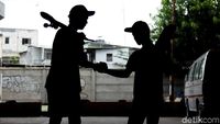 Serunya Bermain Skateboard di Kolong Tol Tanjung Priok