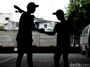 Serunya Bermain Skateboard di Kolong Tol Tanjung Priok