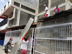 Sempat Hujan, Korban Puting Beliung Lanjutkan Perbaiki Rumah