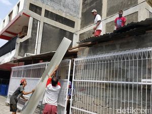 Sempat Hujan, Korban Puting Beliung Lanjutkan Perbaiki Rumah Sempat Hujan, Korban Puting Beliung Lanjutkan Perbaiki Rumah