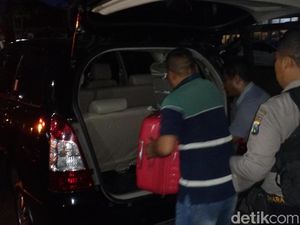 KPK Sita 1 Koper Dokumen Kegiatan di Dinas Kesehatan Mojokerto KPK Sita 1 Koper Dokumen Kegiatan di Dinas Kesehatan Mojokerto
