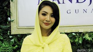 Biasa Tampil Seksi, Faye Malisorn Berkerudung Demi Ivan Gunawan