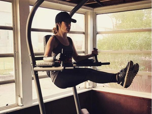 Foto: Model Bionik yang Rajin Olahraga Meski Cuma Punya Separuh Lengan