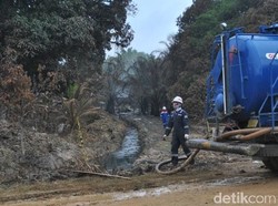 Sisa Minyak di Lokasi Sumur yang Meledak Disedot