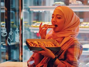 Mengintip Chiki Fawzi, Anak Marissa Haque Saat Minum Kopi hingga Makan Pie Pisang