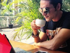 10 Pose Keren Indra L. Bruggman Saat Makan dan Ngemil