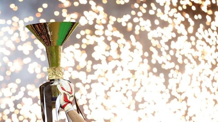 Juventus goalkeeper and captain Gianluigi Buffon holds the Italian Leagues trophy during a ceremony following the Italian Serie A football match Juventus vs Napoli on May 23, 2015 at the Juventus stadium in Turin. Juventus won the Coppa Italia on May 20, 2015 and the Italian League today after their 3-1 victory over Napoli.    AFP PHOTO / MARCO BERTORELLO / AFP PHOTO / MARCO BERTORELLO