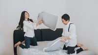 Prewedding Raditya Dika-Anissa, Perang Bantal hingga Bikin Kue