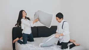 Prewedding Raditya Dika-Anissa, Perang Bantal hingga Bikin Kue