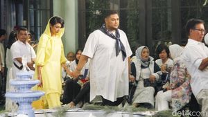 Potret Mesra Ivan Gunawan dan Faye Malisorn yang Cantik Berkerudung