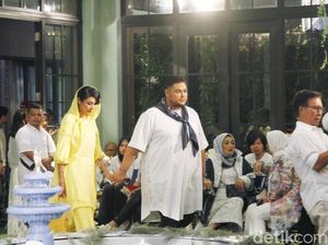 Potret Mesra Ivan Gunawan dan Faye Malisorn yang Cantik Berkerudung