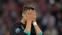 Diplot sebagai penyerang tengah, Ronaldo memang kesulitan. Barisan belakang Bayern cukup mudah mematikannya. (Foto: Thorsten Wagner/Reuters)