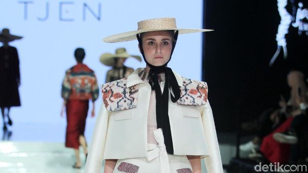 Foto: 6 koleksi Terbaru Hian Tjen Terinspirasi Tenun Sumba