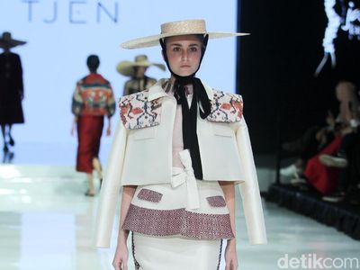 Foto: 6 koleksi Terbaru Hian Tjen Terinspirasi Tenun Sumba
