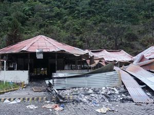 Melihat Sekolah dan RS yang Dibakar Grup Separatis di Mimika Melihat Sekolah dan RS yang Dibakar Grup Separatis di Mimika