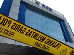 Perampok Mobil Pembawa Uang di Halaman BCA Bawa Kabur Rp 1,8 Miliar Perampok Mobil Pembawa Uang di Halaman BCA Bawa Kabur Rp 1,8 Miliar