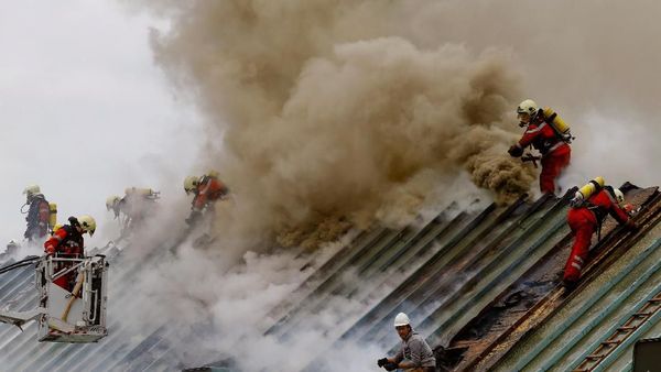 Foto: Api Hanguskan Lantai Atas Kantor Pusat Bank UBS di Swiss