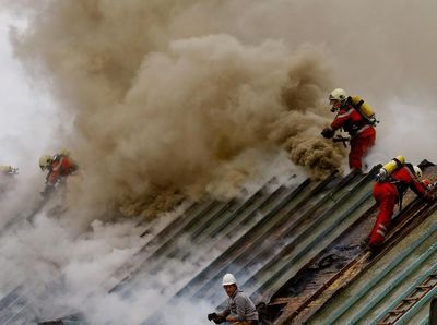 Foto: Api Hanguskan Lantai Atas Kantor Pusat Bank UBS di Swiss